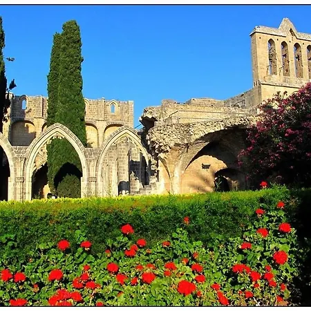 Bellapais Abbey Boutique * קיירניה