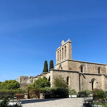 מלון Bellapais Abbey Boutique *